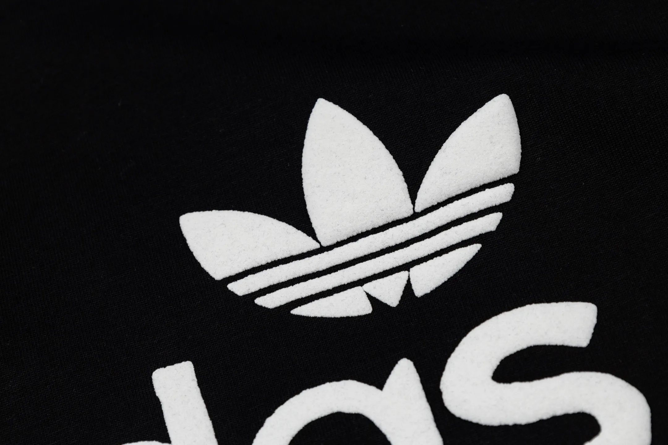 Adidas clover letter foam short-sleeved T-shirt Classic Black White color, pure cotton material is skin-friendly and breathable, super comfortable for daily wear! White round neck + cuffs with contrasting design, and the clover logo on the chest is very recognizable✨. The loose fit is suitable for a variety of body types. It can be worn casually with jeans or sweatpants, and you can easily get a casual and sporty style~ It can be easily used for daily travel, sports, and leisure! Style number: A 179# Color: Black White Size: S M L XL XXL